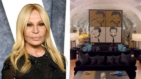 il guardaroba di donatella versace|«Donatella si nasce»: Donatella Versace è la protagonista del .